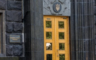 Кабмін опублікував зміни щодо встановлення доплати до половини окладу за виконання обов’язків тимчасово відсутніх працівників