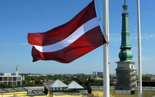 Сорвал флаг Украины и прославлял войну – в Латвии судили мужчину