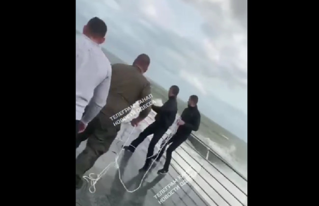 Неравнодушные одесситы спасли мужчину, который решил поплавать зимой в шторм