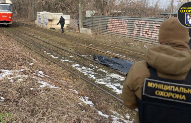 В Киеве на трамвайной остановке умер мужчина – что известно