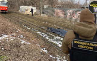 В Киеве на трамвайной остановке умер мужчина – что известно