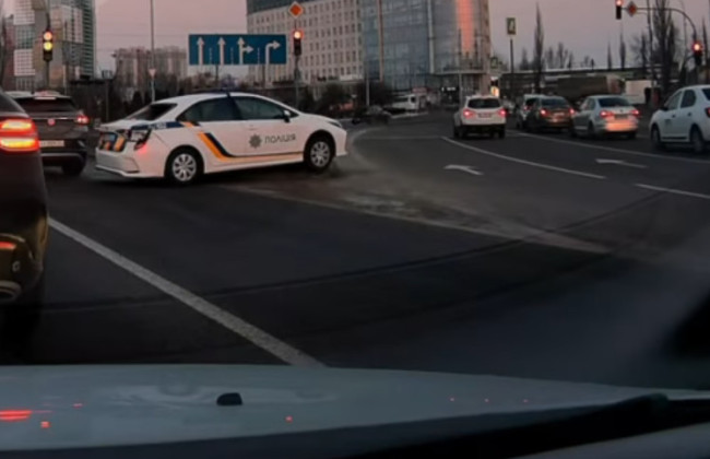 В Киеве машина полиции влетела во внедорожник и уехала с места ДТП — в полиции отреагировали