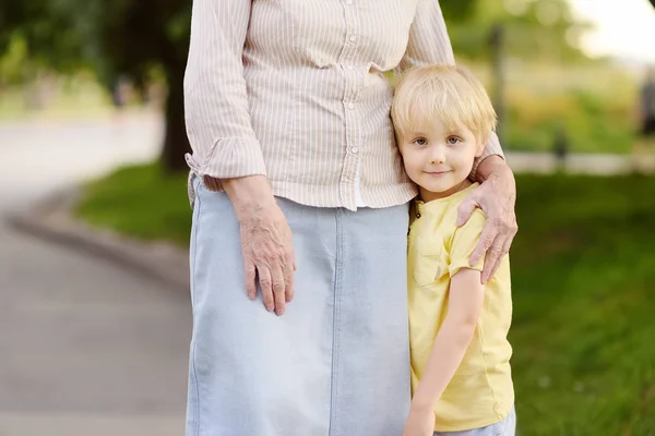 Имеет ли право на больничные бабушка по уходу за внучкой пока болеет мать