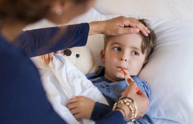Работница в отпуске ухаживала за больным ребенком и заболела сама — как оплачивается больничный