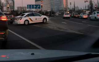 У Києві машина поліції влетіла у позашляховик та поїхала з місця ДТП — у поліції відреагували