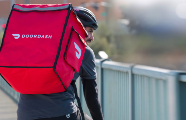 Служба доставки еды DoorDash «воровала» чаевые у курьеров — теперь она выплатит почти $17 млн ​​компенсации