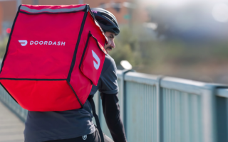 Служба доставки їжі DoorDash «крала» чайові у кур’єрів — тепер вона виплатить майже $17 млн ​​компенсації