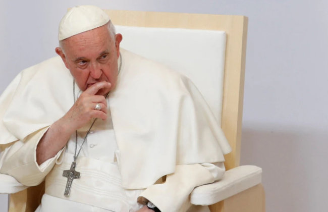 Перевели на искусственную вентиляцию легких - стало известно о состоянии здоровья Папы Римского