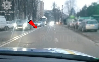 У Києві покарали водія Hyundai, який перетнув подвійну суцільну лінію дорожньої розмітки — відео