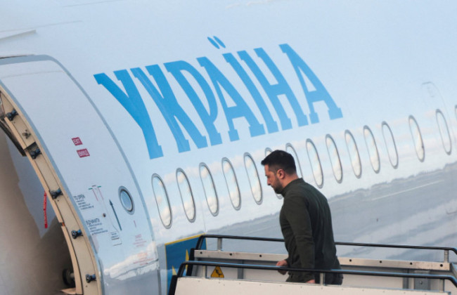 Владимир Зеленский покинул США и летит в Лондон