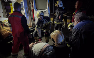 В Ирпене спасатели помогли транспортировать мужчину весом более 250 кг в больницу