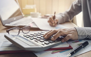 У підприємства борг з ЄСВ — чи оплатять працівнику лікарняний
