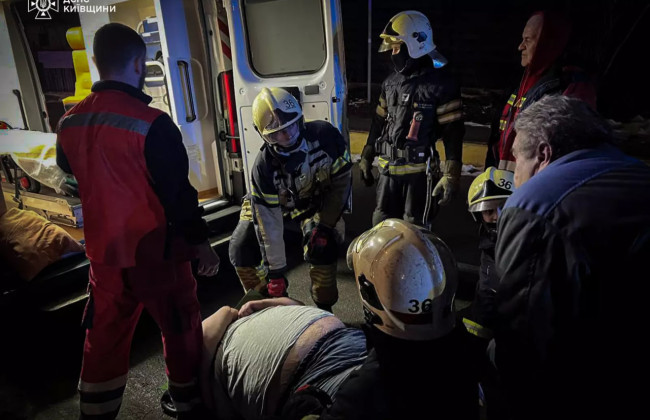 В Ирпене спасатели помогли транспортировать мужчину весом более 250 кг в больницу