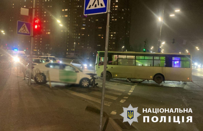У Дніпровському районі столиці сталася смертельна ДТП за участі автобуса та легковика