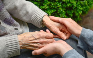 Можно ли платить добровольные взносы за родителей-пенсионеров, чтобы увеличить их пенсию
