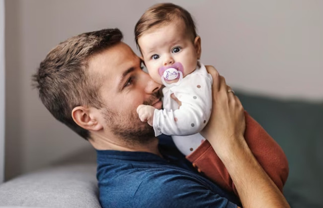 Может ли отец взять социальный отпуск, если мать находится в отпуске по уходу за ребенком