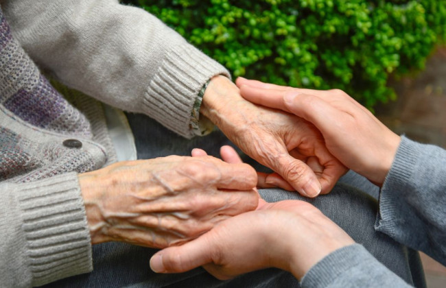 Можно ли платить добровольные взносы за родителей-пенсионеров, чтобы увеличить их пенсию