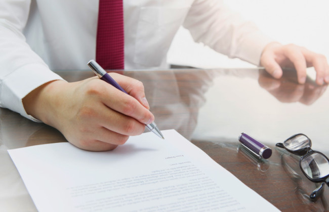 Может ли работодатель одновременно приостановить договор и сократить работника