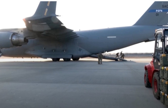 Дональд Трамп призупинив усю військову допомогу США Україні