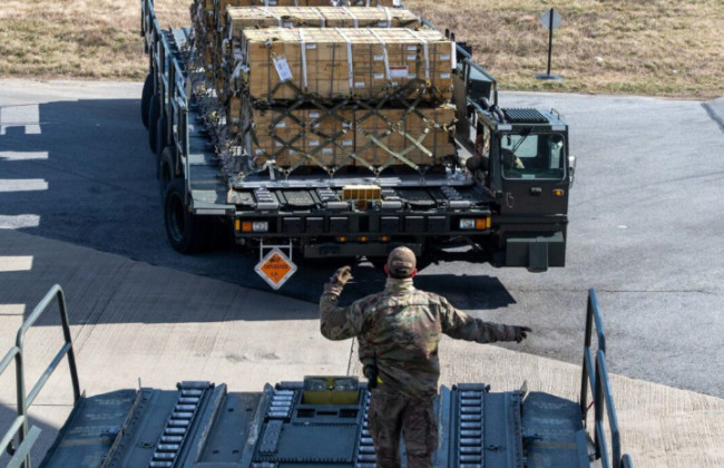 Официального решения об отмене военной помощи США Украине не было, – The Economist