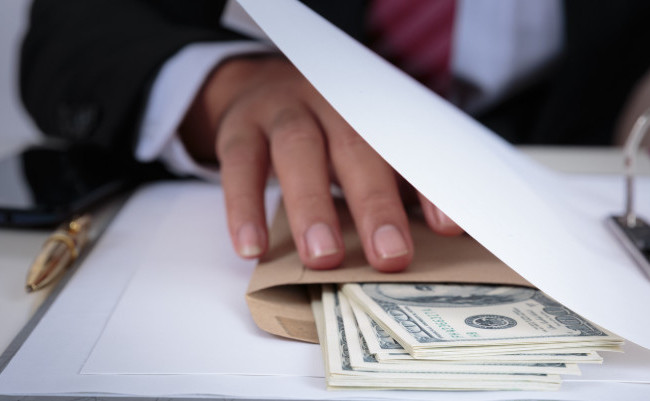 Наиболее пораженной коррупцией сферой в Украине является строительство и земельные отношения — опрос