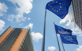 В Єврокомісії не вважають, що вправі коментувати дії США стосовно призупинення постачання зброї Україні