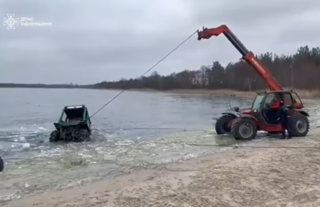 На Ровненщине трактор вместе с водителем провалился под лед