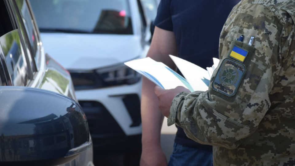 У Мінкультури заявили, що минулого року 579 чоловіків виїхали за кордон за листами відомства і не повернулися