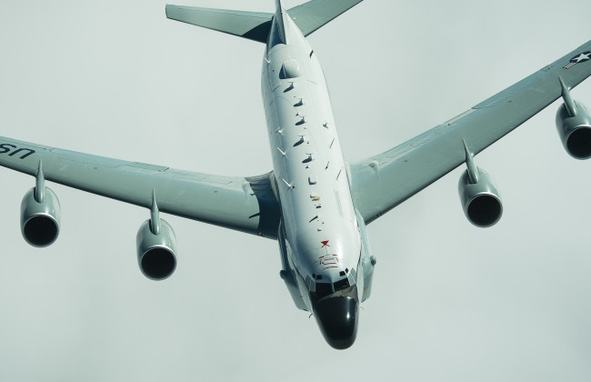 Американские самолеты развернули после приказа Трампа о приостановке помощи