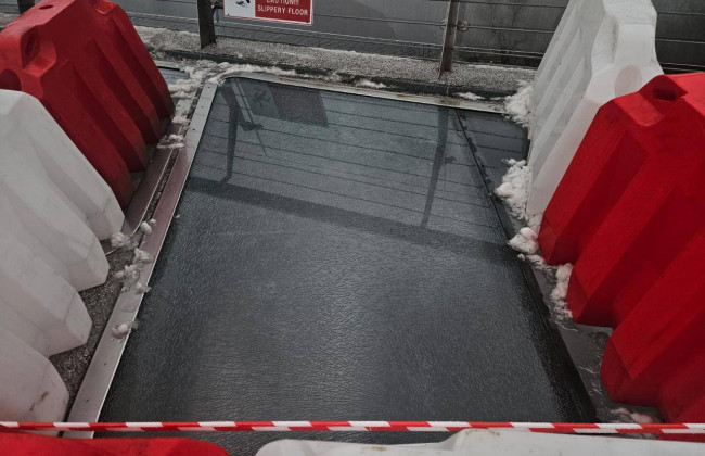 В КГГА заявили, что не заменят стекло на мосту Кличко до стабильной плюсовой температуры