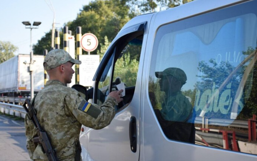 Кабмин разрешил выезд военнообязанных журналистов и артистов за границу по приглашению иностранных организаций