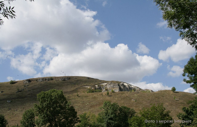 Суд в Хмельницкой области признал незаконной регистрацию земель с археологическим памятником как сельскохозяйственных