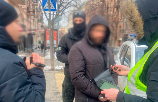 За хабар обіцяв іноземцю «допомогти» з посвідкою на проживання — викрили працівника міграційної служби