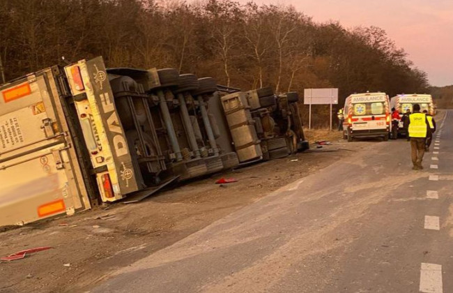Во Львовской области столкнулись автобус и грузовик – много пострадавших, водитель погиб, фото