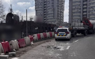 У Києві покарали водія вантажівки, з якої випали на дорогу бетонні блоки — фото