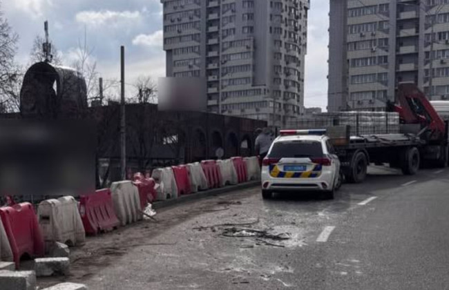 В Киеве наказали водителя грузовика, из которого на дорогу выпали бетонные блоки — фото