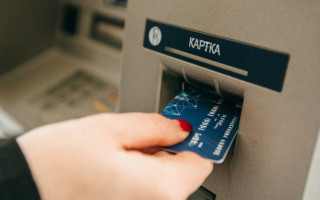 Суд назначил женщине испытательный срок за кражу банковской карты и снятие средств