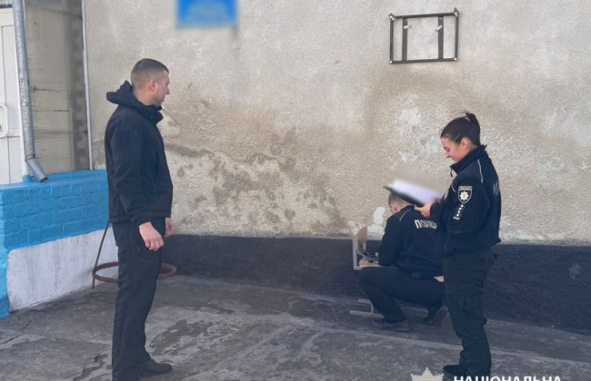 В Одесской области неизвестные повредили памятную доску погибшему военнослужащему