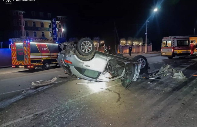 В Черновцах автомобиль перевернулся автомобиль – водитель госпитализирован
