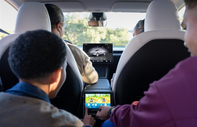 Tesla внедряет новую функцию безопасности для детей в своих авто