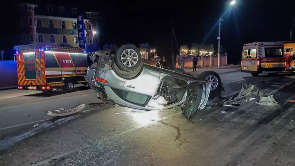 В Черновцах автомобиль перевернулся автомобиль – водитель госпитализирован