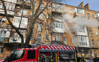 В Киеве ГСЧС спасли беременную женщину из горящей пятиэтажки, фото