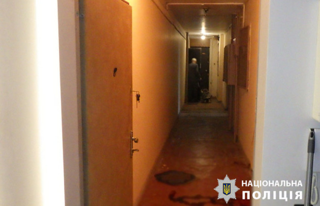 В Киеве мужчина, чтобы «выбить» деньги с девушки, оставил у порога ее дома голову и внутренние органы свиньи