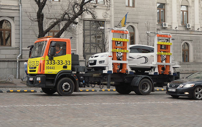 Начальник КМВА Ткаченко доручив припинити евакуацію приватних авто під час тривоги