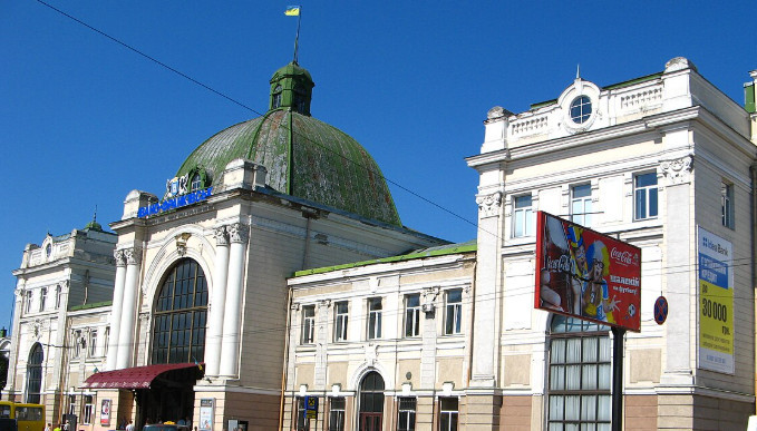 В Ивано-Франковске возле железнодорожного вокзала прогремел взрыв, фото