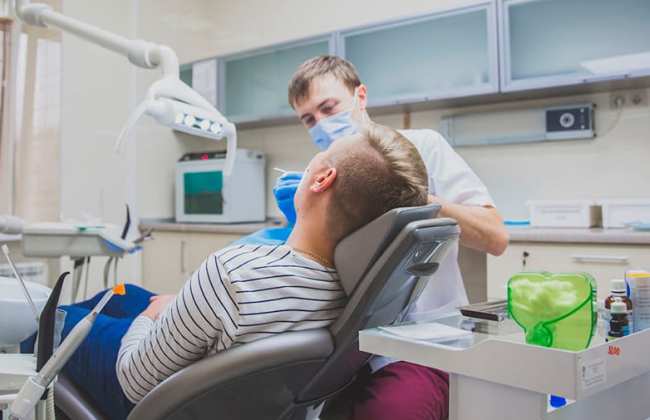 Суд взыскал со стоматологической клиники стоимость изготовления и установки зубных коронок, которые не подошли клиенту — детали дела