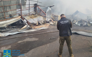 Одесу масовано атакували шахеди — зруйновані господарські приміщення, палають резервуари з пальним, фото