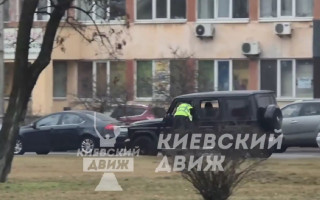 На левом берегу Киева водитель Mercedes провез на дверце правоохранителя – видео