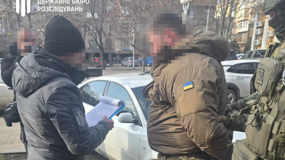 У Запоріжжі посадовець військової служби правопорядку за $4 тисячі допомагав виїхати за кордон