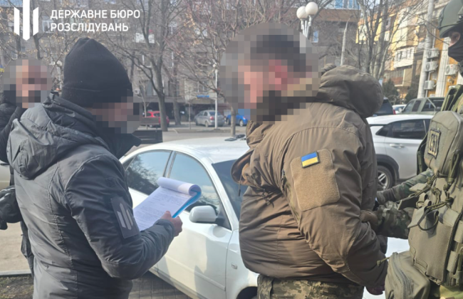 У Запоріжжі посадовець військової служби правопорядку за $4 тисячі допомагав виїхати за кордон